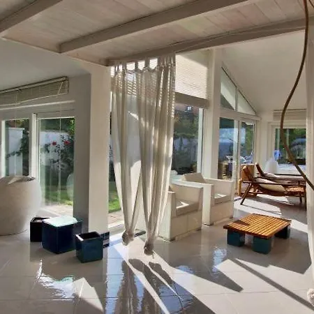 Sleeps 12 Pool Air Con Wifi
